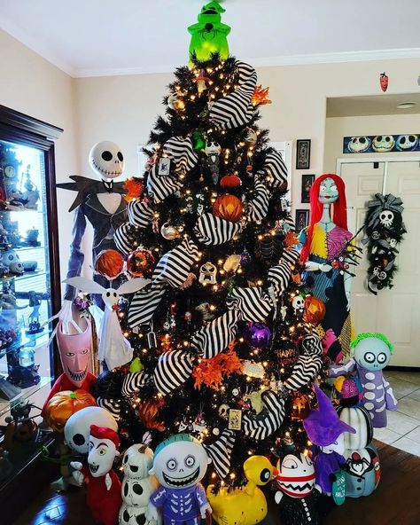 Tany "Seamstress Of The Dark" on Instagram: “🎄What a beautiful NBC Christmas tree! 🎃🦇💀🖤 Reposted from @xjackofalltradesx There she is, 9 feet black tree from @treetopia over 400…” Diy Halloween Tree, Halloween Tree Decorations, Nightmare Before Christmas Tree, Jack Y Sally, The Nightmare Before Christmas Decorations, Halloween Christmas Tree, Nightmare Before Christmas Ornaments, Scary Christmas, Nightmare Before Christmas Decorations