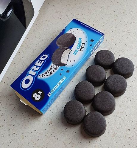 Ice Cream Oreo, Ice Cream On A Stick, Balzam Na Pery, Tiny Bites, Stick Light, Oreo Biscuits, Ice Cream Bites, Oreo Chocolate, Oreo Flavors