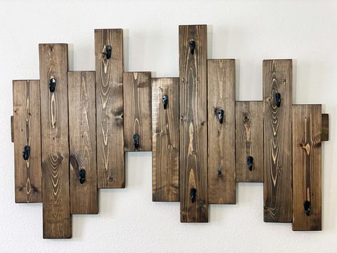 Rustic Hat Holder, Wood Hat Holder, Hat Rack Ideas Men, Hat Storage Ideas Wall, Wooden Hat Holder, Farmhouse Coat Rack Entrance, Hat Rack Diy Wall, Diy Hat Rack For Men, Wall Hat Rack Ideas