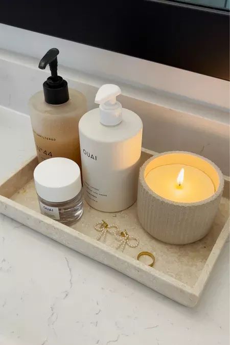 Marble Decor Bathroom, Skincare Organization Bathroom Counter, Decorative Tray Bathroom, Bathroom Accessories Aesthetic, Cute Bathroom Counter Decor, Aesthetic Bathroom Products, Bathroom Skincare Aesthetic, Modern Bathroom Counter Decor, Bathroom Clean Aesthetic