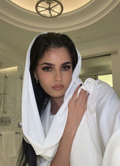 Moroccan Girl Aesthetic, Arab Girl Aesthetic, Girl Core Aesthetic, Moroccan Makeup, Arabic Look, Morocco Girls, Moroccan People, Morocco Women, Club Makeup