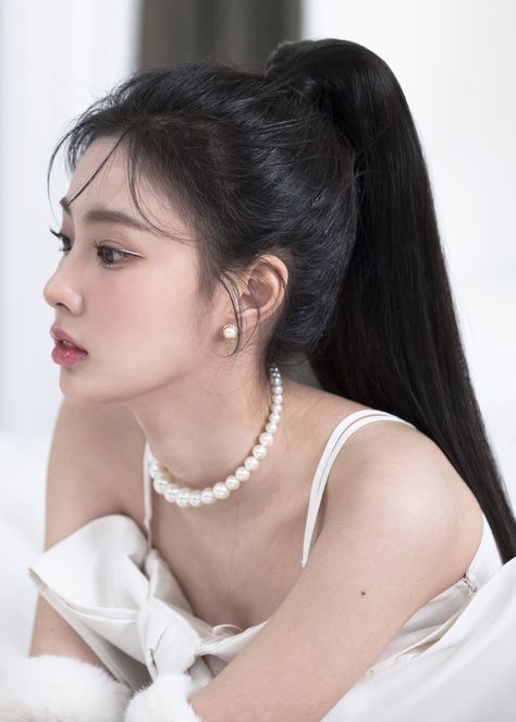 Long Hairstyles Korean, Black Hair Types, Estilo Ivy, Pakaian Feminin, Bridal Makeup Looks, Hair Stylies, Asian Makeup, Jolie Photo, Flawless Makeup