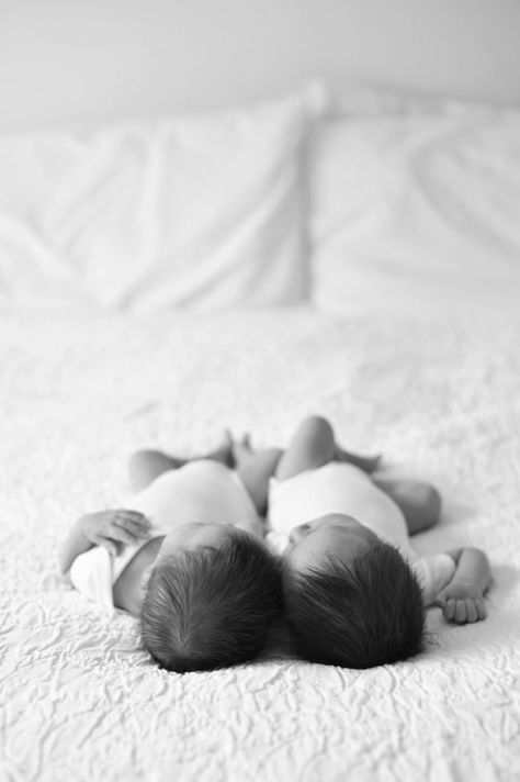 Twin Photo Ideas, Newborn Twin Photos, Twin Newborn Photography, Twin Baby Photography, Twins Photography, Twins Newborn, Twin Newborn, Foto Newborn, Twin Photography