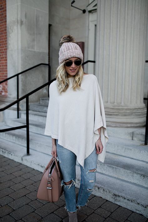 Cream Poncho Outfit, White Poncho Outfit, Poncho Outfit Winter, Winter Casual Outfits, Poncho Outfit, Designing Clothes, White Poncho, Pink Beanie, Chic Chic