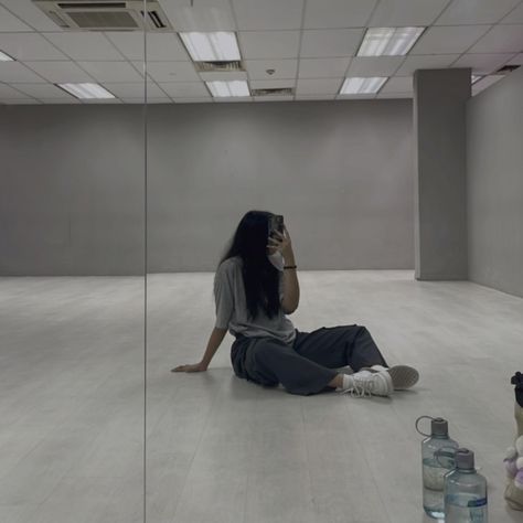 Dance Studio Aesthetic, Dance Aesthetic Hip Hop, Ruang Studio Musik, Aesthetic Hip Hop, Fit Dance, Dance Vibes, Hip Hop Aesthetic, Solo Dance, Dance Motivation