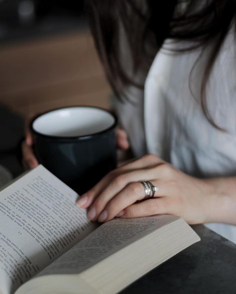 81 Likes, 8 Comments - Book Myth (@bookmyth) on Instagram: “"They fell for her beauty, Then ran from her brain." N.S.White” Girl Reading Book, Bookstagram Inspiration, Tea And Books, Foto Poses, Woman Reading, Reading A Book, Instagram Look, Girl Reading, Coffee And Books