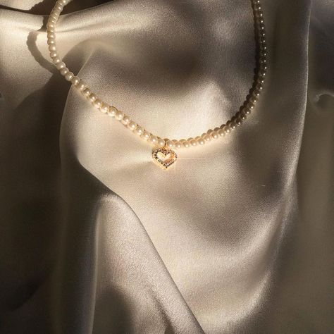 Pearl Necklaces Aesthetic, Pearls Aesthetic Jewelry, Pearls Jewelry Aesthetic, Aesthetic Pearl Jewelry, Perls Jewellery Aesthetic, Pearl Aesthetic Necklace, Cute Necklaces Aesthetic, Necklace Aesthetic Pearl, Pearl Jewelry Aesthetic