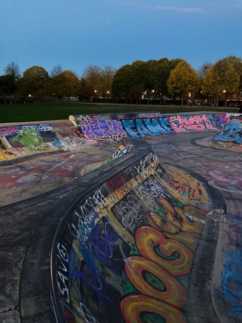 Skateboard Park Aesthetic, Minecraft Skate Park, Skate Park Photography, Skateboard Place, Abandoned Skate Park, Skate Park Graffiti, Skate Park Aesthetic, Skate Place, Graffiti Skatepark