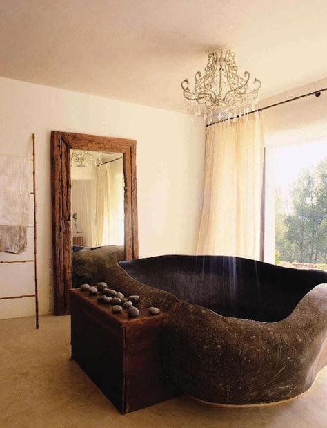 Bathing in style with a granite boulder tub and chandelier shower head Stone Bathtub, Bad Design, Design Exterior, Dream Bathrooms, Cool Ideas, Dream Bathroom, Bath Tub, Beautiful Bathrooms, Design Case