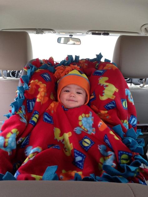 Brilliant, an easy fleece tie blanket poncho; keep your child super warm since they can't safely wear a jacket/sweater in their car seat Fleece Ideas, Fleece Tie Blanket, Mommy Ideas, Fleece Projects, No Sew Fleece Blanket, No Sew Blankets, Car Seat Poncho, Baby Poncho, Tie Blanket