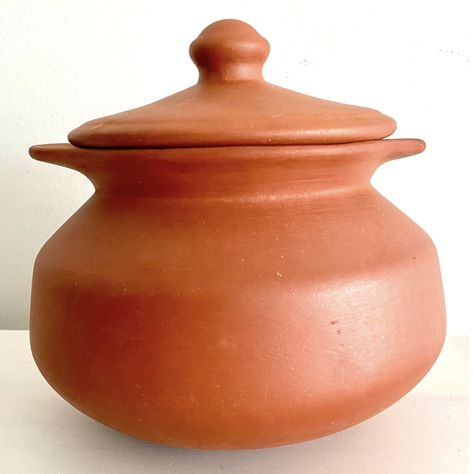 A Guide to Clay Pot Cooking | Epicurious Ceramic Cooking Pots, Indian Clay Pots, Indian Dinnerware, Clay Pot Cooking Recipes, Clay Pot Cooking, Clay Cooking Pots, Terra Pot, Clay Cooking Pot, Handmade Clay Pots