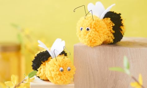 Pompon Bienen basteln Pom Pom Crafts, Spelling Bee, Bee Crafts, Work Inspiration, Number Two, Baby Mobile, Crochet Earrings, Crafts For Kids, Kindergarten