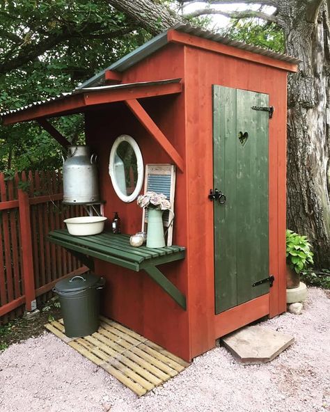 Rustic Outdoor Toilet Ideas, Shed Toilet Ideas, Outdoor Toilets Ideas, Compost Toilet Tiny House, Outdoor Shower Using Rainwater, Shed Shower Ideas, Outdoor Compost Toilet, Outhouse With Shower Ideas, Compost Toilet Outhouse