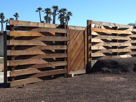 modern woven wood fence Modern Wood Fence, Diy Backyard Fence, Diy Privacy Fence, Wood Privacy Fence, Wood Fence Design, Privacy Fence Designs, Patio Fence, Fence Styles, Diy Fence