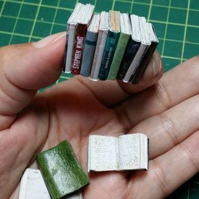 Doll House Ideas, Doll House Garden, Fairies Garden, Dollhouse Miniature Tutorials, Diy Barbie Furniture, Miniature Dollhouse Furniture, Miniature Book, Dollhouse Miniatures Diy, Miniature Rooms