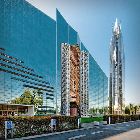 Gallery of AD Classics: The Crystal Cathedral / Philip Johnson - 6 Philip Johnson Architecture, Crystal Cathedral, Philip Johnson, Sacred Architecture, Garden Grove, Famous Architects, Shade Structure, Los Angeles Area, Place Of Worship