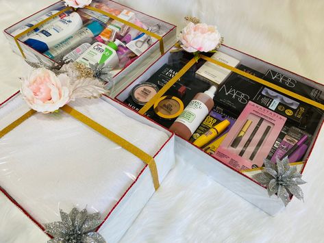 Indian Pakistani bridal cosmetic hamoer idea Wedding Cosmetics Packing Ideas, Bridal Makeup Packing Ideas, Makeup Packing Ideas For Wedding, Wedding Gift Pack, Bridal Gift Wrapping Ideas, Wedding Gifts Packaging, Packing Ideas, Gifts Packaging, Cosmetic Box