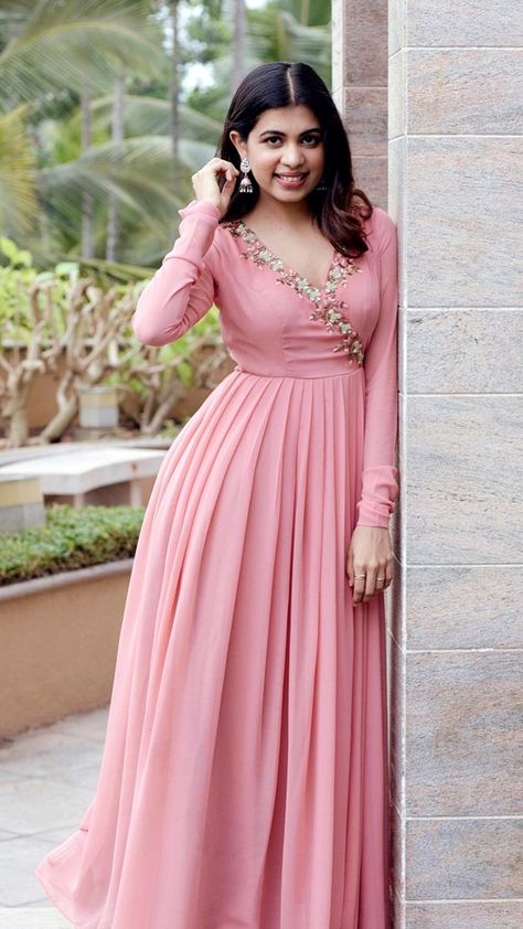 Anarkali Suits Designer Latest Simple, Indian Kurti Neck Design, Georgette Kurti Neck Design, Kurti Designs Latest Anarkali Suits, Anarkali Dress Neck Pattern, Anarkali Suits Neck Designs, Anarkali Kurta Designs Women, Kurti Anarkali Designs Latest, Kurta Dress Designs