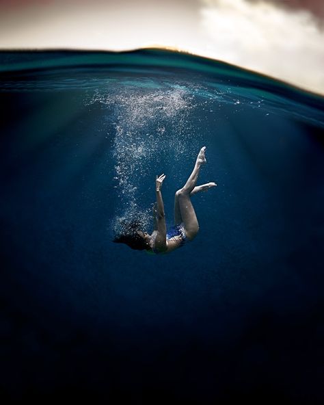 underwater portrait of a woman falling. underwater fine art portrait photographer in tenerife, canary islands. fotografo de retrato subacuatico en tenerife. islas canarias Woman Sinking Underwater, Falling Underwater Pose Reference, People Underwater Drawing, Person Floating Underwater, Underwater Swimming Photography, Floating Underwater Pose, Woman Falling Reference, Person Sinking Underwater, Woman Falling Tattoo