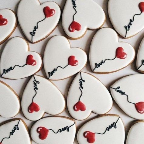 Donat Glaze, Valentijnsdag Diy, Valentine Cookies Decorated, Valentines Day Sugar Cookies, Cookies Cupcake, Smores Dessert, Valentines Baking, Valentine Sugar Cookies, Valentines Day Ideas