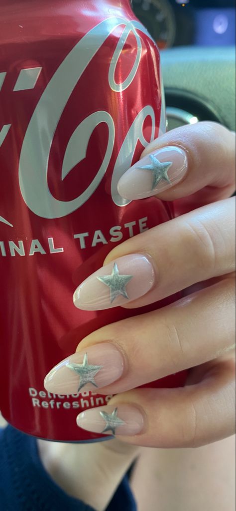 Silver Stars On Nails, White Nails Silver Stars, Star Inspo Nails, Silver Star Acrylic Nails, Metalic Star Nails, White And Silver Star Nails, Star Summer Nails, Y2k Nails Acrylic Stars, Nail Art Designs Stars