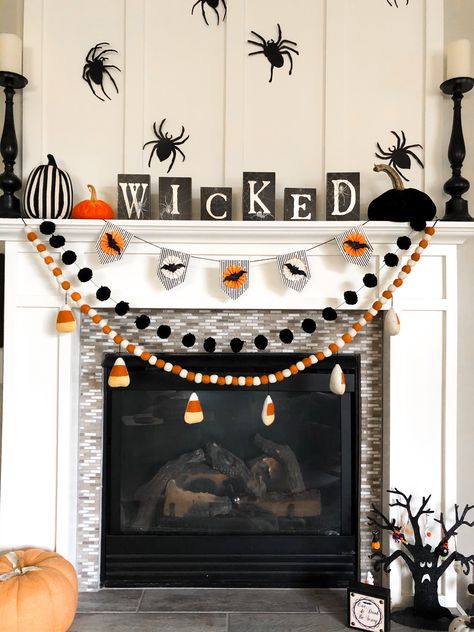 Fireplace Mantle Halloween Decor, Simple Halloween Mantle Decor, Halloween Decorations Preppy, Halloween Garland Mantle, Halloween Fireplace Decor With Tv, Preppy Halloween Pfp, Easy Halloween Mantle Ideas, Cutesy Halloween Decor, Kid Friendly Halloween Decor