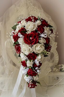 Teardrop Bouquet, Orange Wedding Colors, Red And White Weddings, Red Wedding Theme, Vintage Wedding Flowers, Cascading Wedding Bouquets, Red Bouquet Wedding, Red Wedding Flowers, Red Bouquet