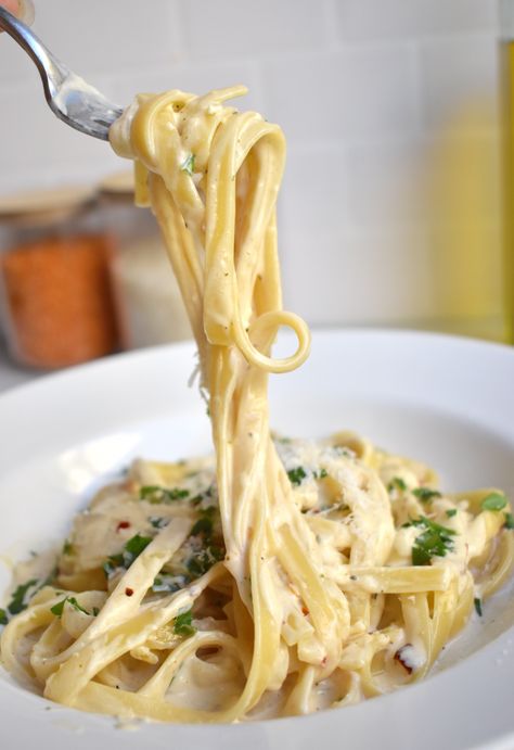 The Easiest Creamy and Spicy Fettuccini Alfredo - Sauced Up! Foods Sauced Up Foods, Fettuccini Alfredo, Yummy Pasta, Pasta Pasta, Tasty Pasta, Best Cheese, Alfredo Sauce, Cream Sauce, Learn To Cook