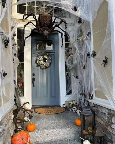 Halloween Door Entrance Decor, Spider Halloween Decorations Outdoor, Halloween Home Decor Outdoor, Entrada Halloween, Porche Halloween, Chic Halloween Decor, Halloween Spider Decorations, Halloween Decor Diy, Spider Decorations