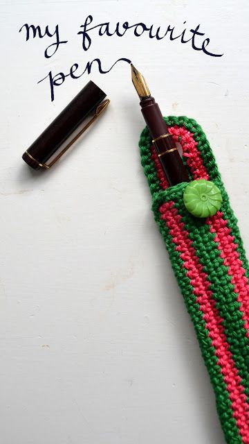 oooooooh, crochet pen holder! NB: In Dutch, but picture states how many in English to do button hole. This is marvellous! Love it, thanks so! xox Crochet Pen Holder, Pencil Pouch Pattern, Crochet Needle Case, Crochet Pencil Case, Diy Pen, Crochet Cozy, Diy Bags Purses, Crochet Bookmarks, Crochet Needles