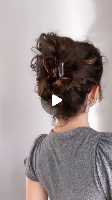 Claw Hair Clip Hairstyles, Claw Clip Curly Hair, Curly Hair Claw Clip, Fancy Buns, High Bun Hairstyles, Fine Curly Hair, Simple Hairstyle, Easy Hairdos, Hairstyle Tutorials