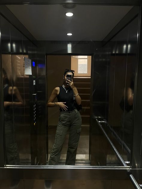 Lift Pics Aesthetic, Lift Selfie Ideas, Elevator Aesthetic Pics, Lift Photoshoot Photo Ideas, Elevator Selfie Instagram, Elevator Photoshoot Photo Ideas, Elevator Selfie Aesthetic, Elevator Pictures Instagram, Lift Photoshoot