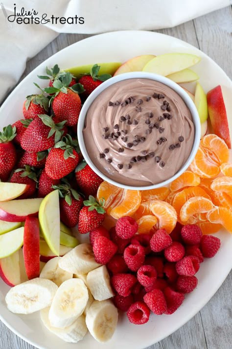 Healthy Chocolate Fruit Dip - A sweet and creamy chocolate fruit dip made healthier with Greek yogurt and light cream cheese. Serve with fruit or pretzels for dipping. Healthy Fruit Dip Recipe, Chocolate Fruit Dip, Healthy Fruit Dip, Pizza Fruit, Fruit Dip Recipe, Fruit Appetizers, Fruit Dips Recipes, Chocolate Dipped Fruit, Healthy Brunch