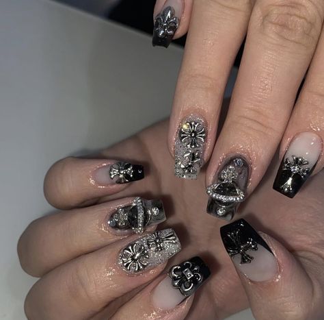 Gothic Y2k Nails, Gothic Nails With Charms, Short Nails With Charms Y2k, Y2k Nails Charms, Dark Y2k Nails, Charm Nails Short, Short Charm Nails, Charm Nails Y2k, Y2k Gel Nails