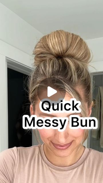 Lainey Ostrom on Instagram: "Quick messy bun! - #messybuntutorial #messybunlife #topknot #hairbun #topknot #hairhacks #hairtutorialvideos #hairideasforgirls #backtoschoolhairstyles" Quick Messy Bun, Messy Hair Tutorial, Cute Messy Buns, Sanggul Modern, Long Hair Do, Super Easy Hairstyles, Messy Bun Tutorial, Easy Bun Hairstyles, Choppy Bob Hairstyles