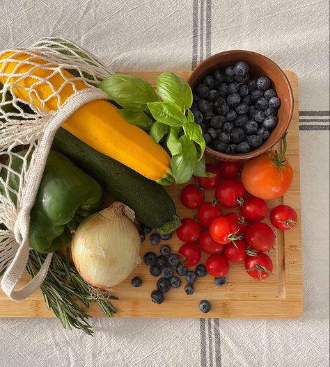 Fresh vegetables and fruit from the farmers market spread out on a cutting board. Organic Produce Aesthetic, Veggies Aesthetic Market, Fresh Vegetables Aesthetic, Fresh Produce Aesthetic, Farmer's Market Aesthetic, August Intentions, Produce Aesthetic, Groceries Aesthetic, Grocery Aesthetic