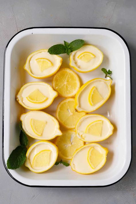 Lemon Baked Goods Recipes, Fast Lemon Dessert, Lemon Cup Desserts, Posette Lemon, British Lemon Desserts, Frozen Lemon Dessert Recipes, Lemon Board Ideas, Lemon Dessert In Lemon, Lemon Mousse In Lemon