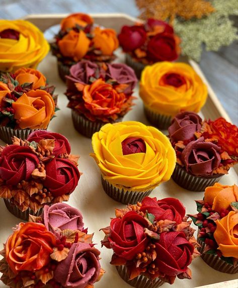 Fall Floral Cupcakes, Wedding Shower Cupcakes, Autumn Cookies, Cupcake Tower Wedding, Moon Made, Fall Cupcakes, Cupcake Cake Designs, Floral Cupcakes, Creative Cupcakes