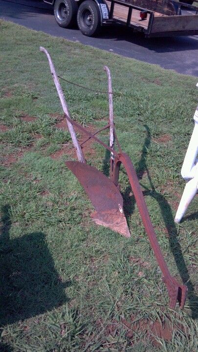 Old Plow Yard Decor, Garage Landscaping, Farming Tools, Crop Protection, Antique Horse, Old Farm Equipment, Farm Tools, Country Antiques, Farm Art