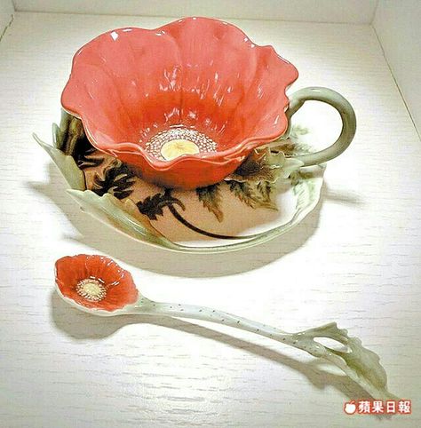 Flower tea cup and saucer Flower Tea Cup, Desain Pantry, Break Fast, Smart Tiles, Time Periods, Teapots And Cups, My Cup Of Tea, Flower Tea, China Tea