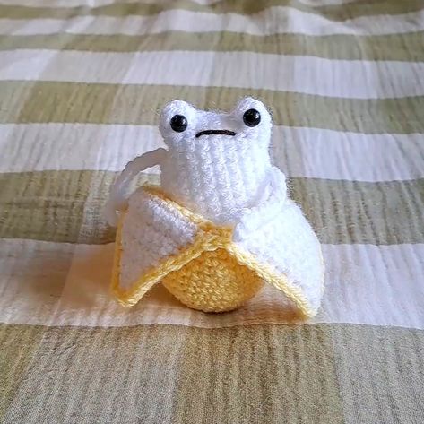 Banana frog crochet amigurumi Banana Slug Crochet Pattern, Banana Slug Crochet, Crochet Bananasaurus, Bananasaurus Crochet, Banana Crochet, Crochet Banana, Plush Ideas, Frog Crochet, Temperature Blanket