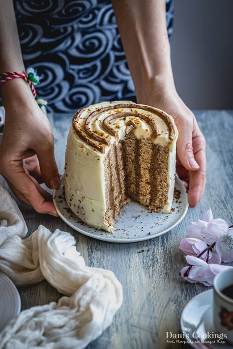 If you love cinnamon rolls and layer cakes, you are in the right place! This Cinnamon Roll Cake is a tasty and pretty combination between the two! The post Cinnamon Roll Cake appeared first on Dani's Cookings. Vertical Roll Cake, Vertical Layer Cake, Vertical Cake, Cinnamon Treats, Baking Challenge, Cinnamon Desserts, Vanilla Cream Cheese Frosting, Weekly Recipes, Bun Cake