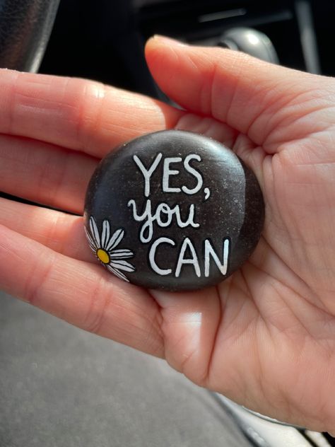 Rock Painting Ideas Inspirational Quotes, Painted Rocks With Words, Rock Painting Inspirational, Cute Rock Painting Ideas Aesthetic, Rock Painting Quotes, Sten Maling Ideas, Inspirational Rock Painting Ideas, Quotes On Rocks, Easy Rock Painting Ideas For Beginners