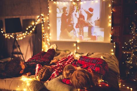 Sala Cinema, Best Holiday Movies, Kids Christmas Movies, Christmas Quiz, Family Christmas Movies, Netflix Codes, Christmas Movie Night, Family Bonding Activities, Movie Themed Party