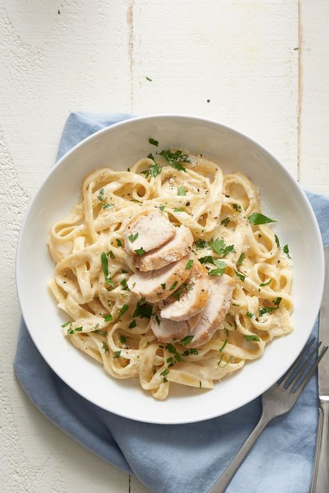 This yummy dish is basically grown-up mac and cheese. We're breaking down how to make chicken Alfredo pasta. This dish uses any easy method so you can spend less time cooking and more time eating it. We think the beauty to this dish is all in the Alfredo sauce. The recipe calls for dried fettuccine, boneless, skinless chicken breasts, kosher salt, freshly ground black pepper, canola oil, heavy cream, garlic, grated Parmesan cheese, freshly grated nutmeg, chopped fresh parsley leaves. Pasta Alfredo Con Pollo, Chicken Fettuccini Alfredo, Fettucini Alfredo, Panini Recipes Chicken, Braised Chicken Breast, Chicken Fettuccine Alfredo, Pasta With Chicken, Chicken Tikka Masala Recipes, Pasta Alfredo