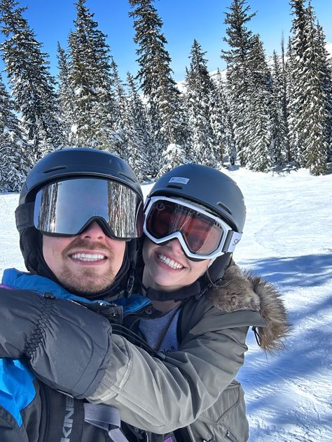 Ski date Snow Honeymoon, Ski Trip Aesthetic, Relationship Board, Couple Dresses, Snowboarding Videos, Saint Moritz, Skiing Aesthetic, Ski Aesthetic, Snow Trip