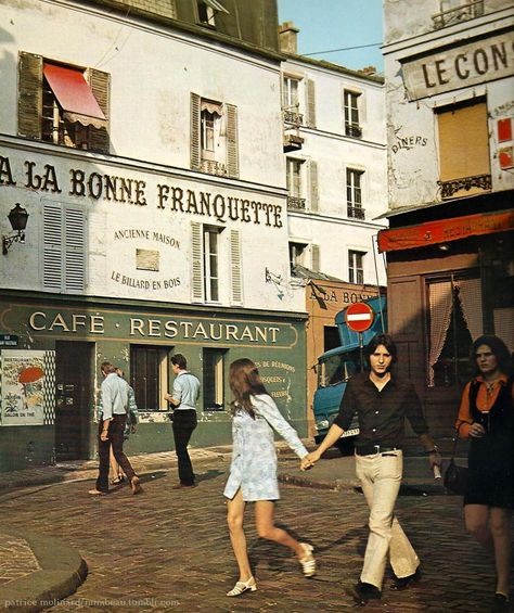 Montmartre (A la bonne franquette) Paris, circa 1970, Patrice Molinard -  vintageparis21 90s Paris, French Aesthetic, Montmartre Paris, Fotografi Vintage, Old Paris, Paris Vintage, Paris Jackson, Paris Aesthetic, Lukisan Cat Air