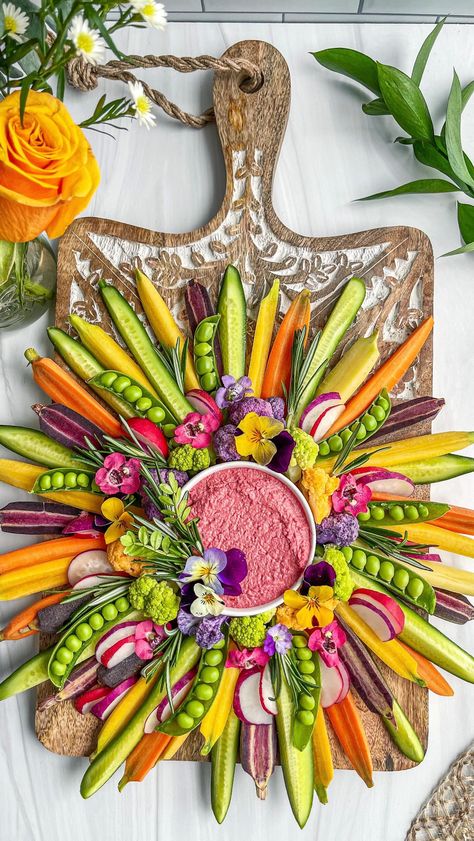 The Board Loon | Kelsey Bassett (@theboardloon) • Instagram photos and videos Flower Shaped Appetizers, Decoration Buffet, Charcuterie Inspiration, Party Food Platters, Charcuterie And Cheese Board, Charcuterie Recipes, Board Art, Läcker Mat, Grazing Tables