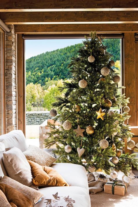 5 tendencias de decoración de Navidad que se quedan y 5 que se van European Cottage, Ideas Navidad, Urban Kitchen, 2024 Ideas, Home Organization Ideas, Charming House, Coastal Kitchen, Christmas Aesthetic, Christmas Deco