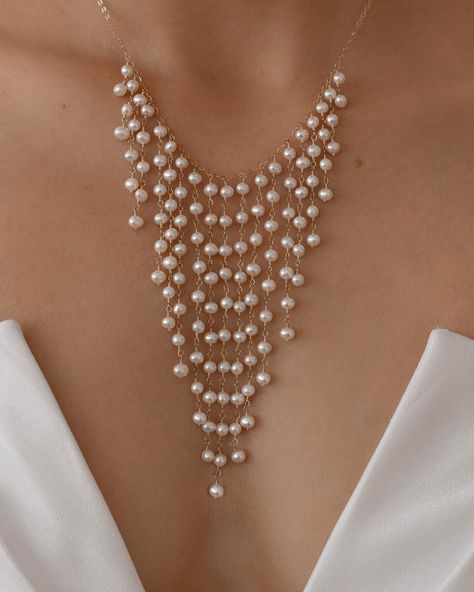 Elisabeth 🤍 How To Style Beaded Necklace, Korean Pearl Necklace, Christine Elizabeth Jewelry, Beaded Necklace Pearl, Bead Necklace Packaging, Elegant Beaded Jewelry, Necklace Diy Ideas, Make Pearl Necklace, Pearl Necklace Diy